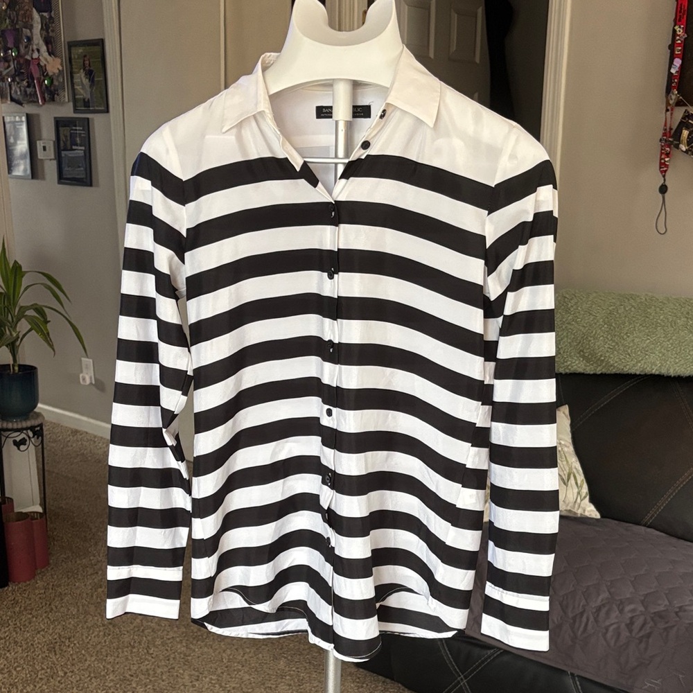 Beautiful Women's XXS Banana Republic Black Striped Long Sleeve Button Blouse - Picture 1 of 5